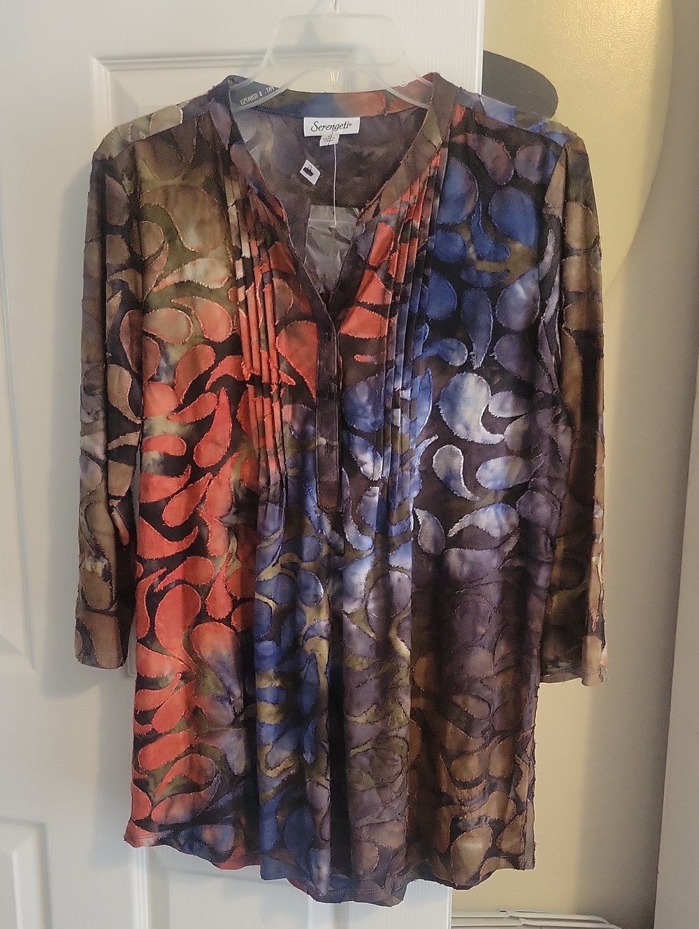 Serengeti SzMed Multicolor Pintuck Tunic with Abstract Leaf Motif 3/4 Button up